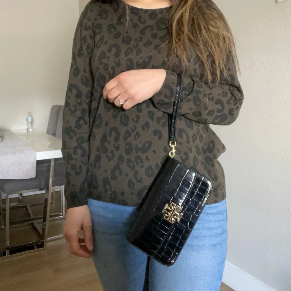 NWT Tory Burch Britten embossed chain wallet w wristlet crossbody Bag black $500